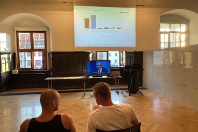 Die aus den einzelnen Freiberger Wahllokalen eingehenden Ergebnisse der Landtagswahl werden auf eine Leinwand im Ratssaal im Rathaus projiziert.