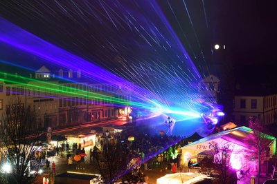 Zum Rochlitzer Genussmarkt gab es am Abend vor dem Rathaus eine Lasershow.