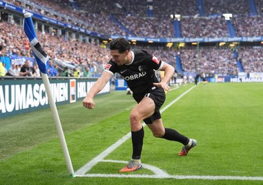 Umstrittener Jubel: Freiburgs Torschütze und Ex-St. Paulianer Igor Matanovic boxt eine HSV-Eckfahne nach seinem Treffer zum 1:1.  