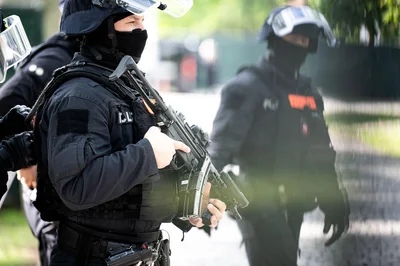Bewaffnete Einsatzkräfte bewachen das Gerichtsgelände. (Archivbild)