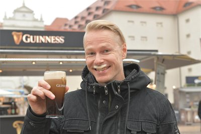 Zunächst einen Burger, dann ein frisch gezapftes Guinness, dann ein Freiberger Bier am Stand der Gastroservicegesellschaft GSM ließ sich Sven Steinbach am Eröffnungstag der Leckerparty schmecken. Sein Urteil: „Lecker. Eine gute Grundlage für die Geburtstagsfeier meines Opas. Er wird 85.“