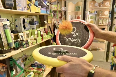 Von den Doppel-Frisbees mit Ball gingen Hunderte über die Baumhaus-Theke, sagt Laden-Inhaber Kai Pinkert.