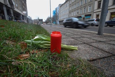 Eine Kerze und Blumen erinnern an der Unfallstelle an den Tod einer 20 Jahre alten Frau. Sie war am Mittwochabend beim Versuch, die Georgstraße zu überqueren, überfahren worden. 