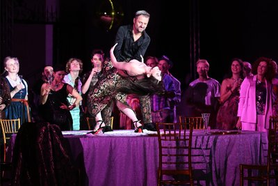 Deleila Piasko (Buhlschaft) und Philipp Hochmair (Jedermann) tanzen Tango auf dem Tisch.