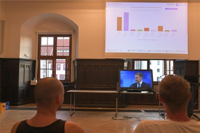 Die Ergebnisse aus den Wahllokalen wurden am Wahlabend auf einer Leinwand im Rathaus Freiberg präsentiert.