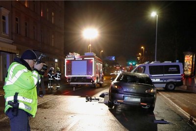 Die junge Frau geriet am Mittwochabend unter den Mazda, nachdem sie von einem anderen Auto umgefahren worden war.