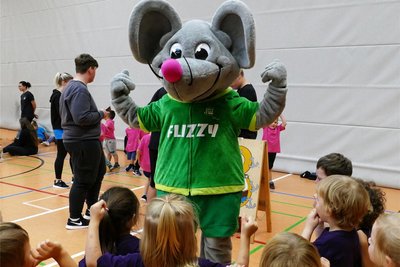 Seit zehn Jahren sorgt Sportmaus Flizzy bei den Kindern der Gelenauer Kita Kunterbunt für Begeisterung. Auch diesmal genossen die jungen Teilnehmer des Sportfestes jede Übung mit dem Maskottchen.