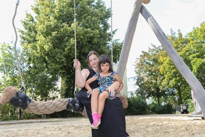 Auch die Plauenerin Karina Wolf war mit Tochter Maryam lang auf Kinderarztsuche. Jetzt sind sie im MVZ des Helios-Klinikums in Plauen untergekommen.