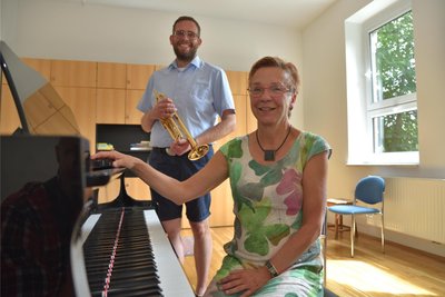 Ulrike Persing, Leiterin der Musikschule in Oelsnitz, und Henning Röder von der Stadtkapelle wollen ihre neuen Räume bei einem Tag der offenen Tür zeigen.