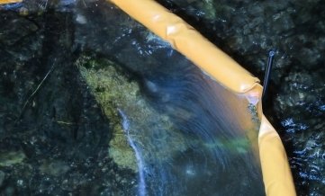 Ein dünner Ölfilm überzog das Wasser der Mittweida. 