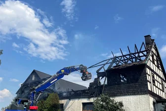 150.000 Euro Schaden bei Scheunenbrand in Lichtentanne: Polizei kann Brandstiftung ausschließen - Das THW war nach dem Brand der Stallscheune mit einem Bagger im Einsatz.