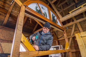 150 Arbeitsstunden: Wie das ehemalige Hotel in Auerbach trotz Abriss weiterlebt - Jürgen Melzer baut ein besonderes Schild zur Erinnerung an das ehemalige Hotel Auerbach, das im vergangenen Jahr abgerissen werden musste. Noch ist einiges zu tun, damit es im Ort aufgestellt werden kann.