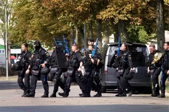 150 Einsatzkräfte trainieren auf Chemnitzer Sportplatz: Bei dem Szenario gehen Täter mit Waffen auf Menschen los - 150 Einsatzkräfte proben auf dem Gelände des Chemnitzer Polizeisportvereins den Ernstfall.