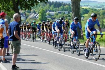 150 Fahrer messen sich an gefürchtetem Waldkirchener Anstieg - Aus der Rolle der Zuschauer schlüpfen die Radsportler des RSV 54 Venusberg nun in die der Veranstalter. Nachdem sie Mitte Mai bei der Erzgebirgsrundfahrt nahe Waldkirchen noch am Streckenrand gestanden hatten (Foto), richten sie am Montag fast an gleicher Stelle die offenen Landesmeisterschaften im Bergfahren aus.