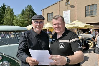 150 Fahrzeuge beim Oldtimertreffen in Niederwürschnitz - In einem Punkt sind die Organisatoren streng - Das Oldtimer-Hobby teilen Marcus Ehnert (r.) und sein Vater Lutz Ehnert.