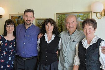 150. Geburtstag von Max Schmerler: Ein Nachmittag mit Überraschungen - Die Veranstaltung zum 150. Geburtstag des Heimatdichters Max Schmerler im Herrenhaus Tannenbergsthal wurde gestaltet von Steffi Sandner, Andreas Schertel, Martina Zeißig, Thorald Meisel und Karla Dunger (von links).