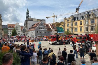 150 Jahre Berufsfeuerwehr in Zwickau: Welches Geschenk für riesige Freude sorgt und welche Wünsche es zum Geburtstag gibt - Das Jubiläum der Berufsfeuerwehr war ein Besuchermagnet. Rund 6000 Gäste strömten am Sonntag in die Innenstadt.