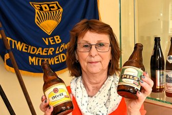 150 Jahre Brauerei Mittweida: Als die Flasche Bier in der DDR noch 48 Pfennige kostete - In den Ausstellungsräumen des „Alten Erbgerichts“ in Mittweida zeigt Museumsmitarbeiterin Kerstin Greger die Mittweidaer Bierflaschen aus DDR-Zeiten: Das Helle kostete 48, das Pils 61 Pfennig.