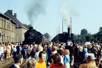 150 Jahre Eisenbahnstrecke Chemnitz–Aue: Ein Zeitzeuge erinnert sich - Hochbetrieb 1975 in Thalheim: die Lokomotiven 58 1800 und 89 6009 sind herangedampft.