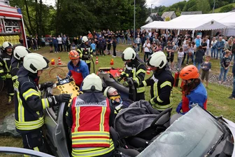150 Jahre Feuerwehr Breitenbrunn: Jubiläumswochenende lockt zahlreiche Besucher an - Die Freiwillige Feuerwehr Johanngeorgenstadt zeigte beim Fest in Breitenbrunn in ihrer Übung die Rettung einer eingeklemmten Person aus einem Fahrzeug.