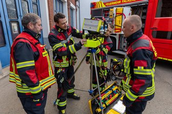 150 Jahre Feuerwehr Falkenstein: Stadt im Vogtland feiert große Sause - Mario Weiß, Marco Frötschner und Ricardo Belke (v.l.) überprüfen in ihrer neuen Einsatzkleidung die Technik.