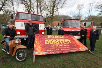 150 Jahre Feuerwehr in Oberbobritzsch: Wie die gute Seele Geschichte bewahrt - Vorfreude auf das Jubiläum in Oberbobritzsch: Bärbel Weichelt, Stefan Reuther, Thomas Uschner, Leon Franke, Sandro Fleischer und Sven Geißler (v.r.).