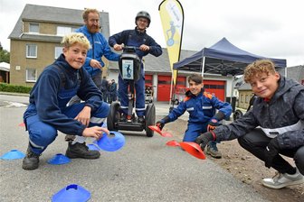 150 Jahre Feuerwehr Neuhausen: Für die Jugend geht es um Geschicklichkeit – und dem Bürgermeister wird der Marsch geblasen - Die Jugend versucht sich im Segway-Fahren: Simon (l.), Dominik und Piet präparieren für Kumpel Eric auf dem Fahrzeug einen Rundkurs. Der erhält Tipps von Peter Mey.