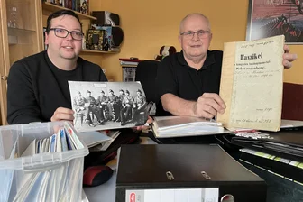 150 Jahre Feuerwehr Raschau und noch immer kommen spannende Details ans Licht - Ortswehrleiter Andreas Schieck (l.) und Hans-Jürgen Grimm von der Alters- und Ehrenabteilung, der die Chronik der Wehr führt, erstellen derzeit die Festschrift für das Jubiläum „150 Jahre Feuerwehr Raschau“.