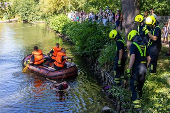150 Jahre Feuerwehr Thalheim: Während des Festwochenendes zeigen die Kameraden, was sie drauf haben - Schauübung auf dem Teich: Eine Person wird per Schlauchboot aus dem Wasser gerettet.