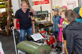 150 Jahre Feuerwehr Treuen: Warum ein Blumenstrauß nicht nur zum Jubiläum gut tut - Kamerad Reiner Przibilla wird für zwei Wochen zum Museumsdirektor. Historische Technik wie diese Wasserpumpe hat er im Vorfeld der 150-Jahr-Feier zusammengetragen. Eine dritte Klasse der Lessingschule bekommt eine Führung. Geöffnet ist das Museum bis 1. September wochentags von 16 bis 18 Uhr und am Wochenende von 13 bis 18 Uhr.