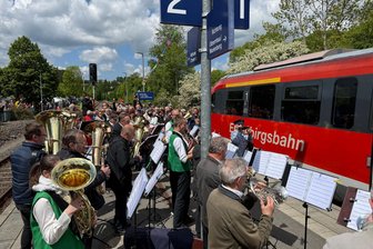 150 Jahre Flöhatalbahn: Bahnhofsfest begeistert tausende Besucher - Mit Blasmusik und Kinderchor wurde ein Sonderzug mit geladenen Gästen zum Jubiläum auf dem Bahnhof begrüßt.