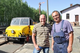 150 Jahre Muldenbahntal: Von Penig bis Rochlitz - Dirk Kießling (links) und Thomas Krauß sind gut auf das Jubiläum vorbereitet. Der Schienentrabi steht startklar in Rochlitz.