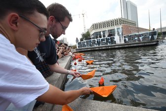 150 Menschen demonstrieren gegen Kriminalisierung von Seenotrettung -