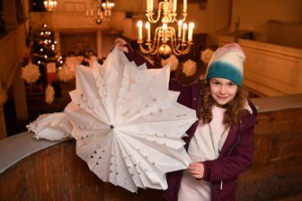 150 Papiersterne für Königshainer Kirche: So einfach lassen sie sich basteln - Die Kirche in Königshain wurde mit jeder Menge Sternen aus Papier geschmückt. Mia zeigt einen der Sterne, die sie und viele andere gebastelt haben.