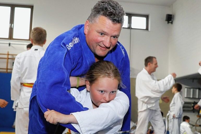 150 Tage im Amt: Wie läuft es für Schlettaus neuen Vorsitzenden? - Auch Tochter Hannah wird bereits an die Techniken des Judos von Ray Meyer herangeführt. 