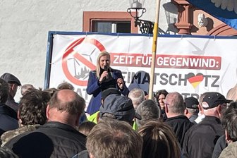 150 Teilnehmer bei Demo in Oederan - AfD-Bundestagsabgeordnete Carolin Bachmann bei ihrer Rede in Oederan.