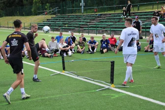 1500 Gäste beim Fußballfest in Schönheide – dabei steht die „runde“ Auflage erst nächstes Jahr an - Fußball-Tennis gehörte beim Vereinsfest des FC Schönheide zu den besonderen Attraktionen.