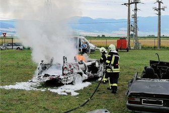 1500 Kilometer nonstop: Warum die Feuerwehr aus Milkau Freunde in Rumänien besucht - Schon seit Jahren hilft die Milkauer Feuerwehr ihrer Partnerwehr in Rumänien. Im Jahr 2020 schenkte sie ein Löschfahrzeug. Nach der Übergabe in Lazaresti wurde der Löschangriff mit Schaum geübt.