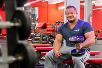 1500 Quadratmeter groß, 24/7 geöffnet: Erzgebirge bekommt nächstes Fitnessstudio - John Wendler betreibt mit seiner Frau Nancy die Studios der Kette All Time Fitness. In Marienberg eröffnet das Unternehmen bald einen neuen Standort.