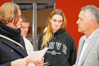 1500 Unterschriften gegen BSZ-Aus - Katja Etzold, Elia Siegel und Fine Etzold (von links) übergaben vor der Sitzung des Hauptausschusses an Landrat Carsten Michaelis (CDU) eine Unterschriftensammlung für den BSZ-Erhalt.