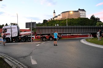 155 Tonnen schwer, 36 Meter lang, mehr als fünf Meter breit: So spektakulär verlief ein Schwerlasttransport am Samstagabend im Vogtland - Einer der neuralgischen Punkte auf dem Transport von Reichenbach nach Triebes: der Kreisverkehr in Greiz.