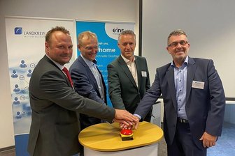 157 Millionen Euro für Breitbandausbau: Projekt im Landkreis Zwickau gestartet - Beim "Start": Dirk Orlamünder (Ministerium, v.l.), Roland Warner (Einsenergie), Carsten Michaelis und Holger Naduschewski (VW). 