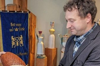 16 Bäckereien im Erzgebirge sind jetzt mit Gold dekoriert - Auch Bäckermeister Rico Müller aus Breitenbrunn hat Brote zur Prüfung eingereicht.