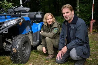16. Erzgebirgskrimi „Stille Mitte“: ZDF verrät neue Details – Weitere Sperrungen für Dreharbeiten - Beim Drehstart für den neuen Erzgebirgskrimi dabei: Saskia Bergelt (Teresa Weißbach) und Robert Winkler (Kai Scheve) ermitteln wieder.