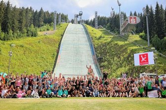16 Handballteams kämpfen auf dem Arena-Rasen um den Sieg - 