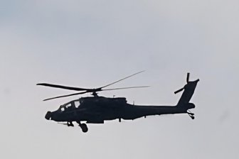 16 Hubschrauber der US-Army donnern übers Erzgebirge: Bundeswehr erklärt, wohin sie unterwegs waren - Blick aus der Ferne auf einen der US-Hubschrauber, die jetzt über Aue gesichtet worden sind.