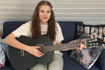 16-Jährige schreibt Facharbeit zur Neuen Deutschen Welle – die allerdings vor ihrer Geburt schon Geschichte war - Neben dem Klavier- nimmt Stella nun auch Gitarrenunterricht.