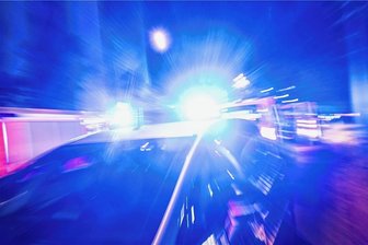 16-Jähriger bei Rangelei mit Vermummten in Schneeberg verletzt - Auto beschädigt - Foto: Christophe Gateau/dpa