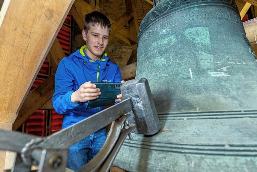 16-jähriger Glockenkenner porträtiert sein Lieblingsgeläut in Auerbach - Johnny Geipel bei den Aufnahmen des Auerbacher Glockentrios. In St. Laurentius-Kirche hat er nicht nur gefilmt, sondern auch fotografiert. Bald wird der Film auf Youtube zu sehen sein. 