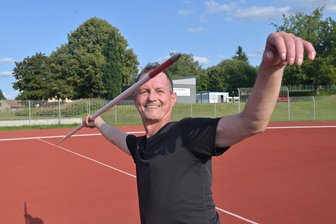 16 Jahre mit neuem Herz und neuer Lunge: Wie Dirk Naumann bei den World Transplant Games das Leben feiern will - Der Speerwurf ist die Paradedisziplin von Leichtathlet Dirk Naumann. Auf den ersten Blick sieht man dem 55-Jährigen nicht an, dass er seine sportlichen Leistungen mit einem neuen Herzen und einer neuen Lunge packt.